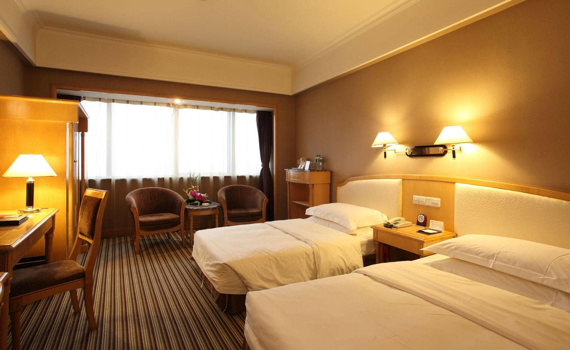 Weilai Conifer Hotel Женгжо Екстериор снимка