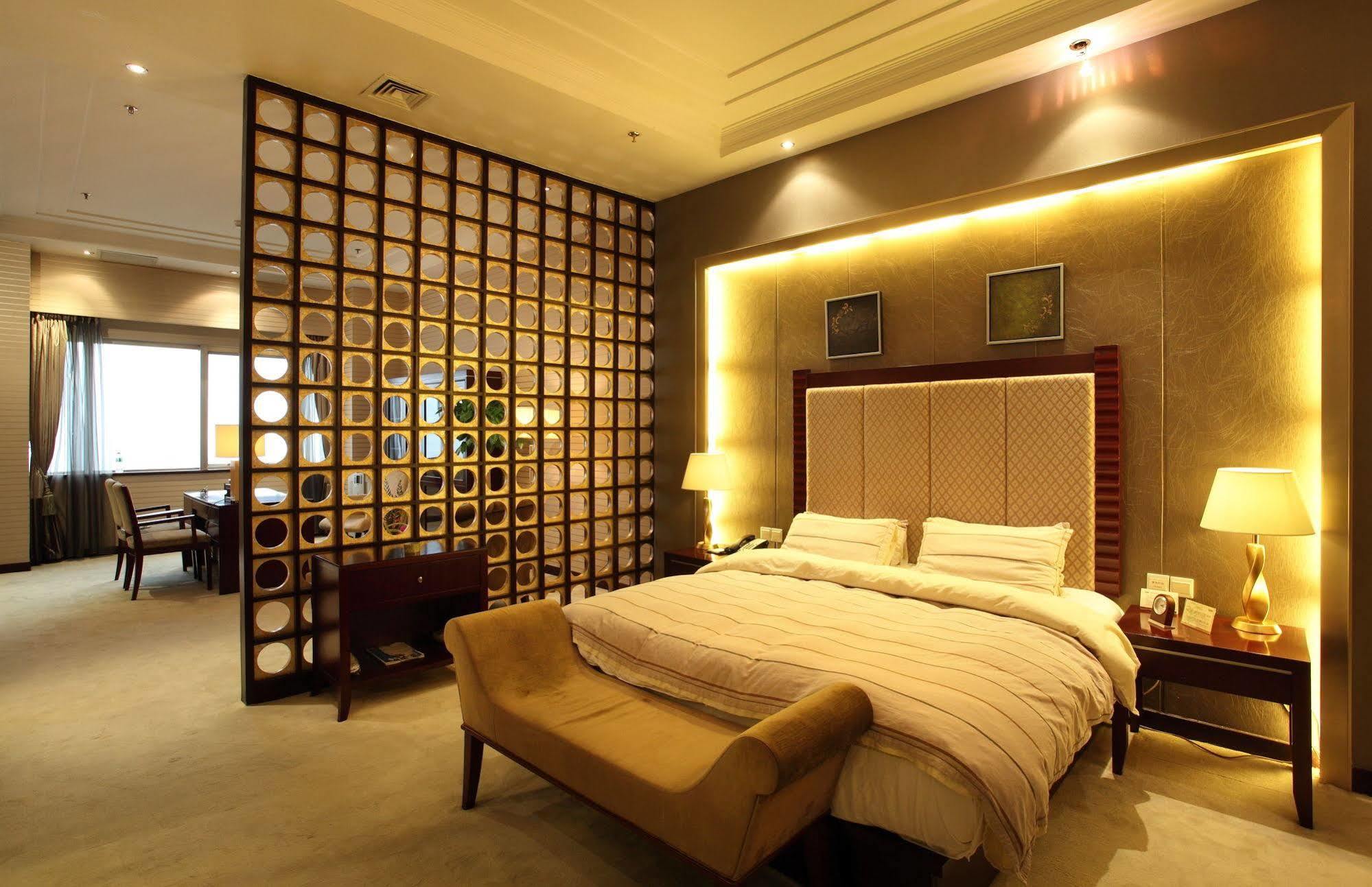 Weilai Conifer Hotel Женгжо Екстериор снимка