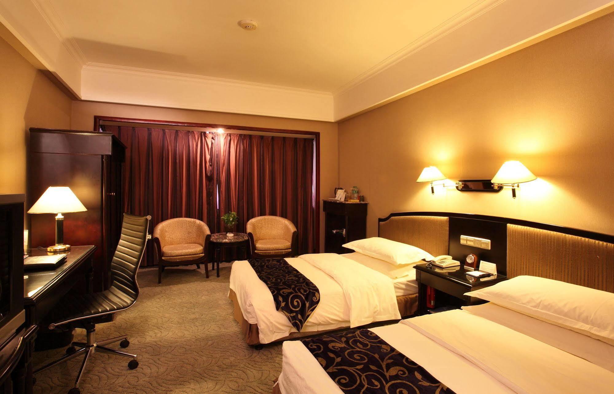 Weilai Conifer Hotel Женгжо Екстериор снимка