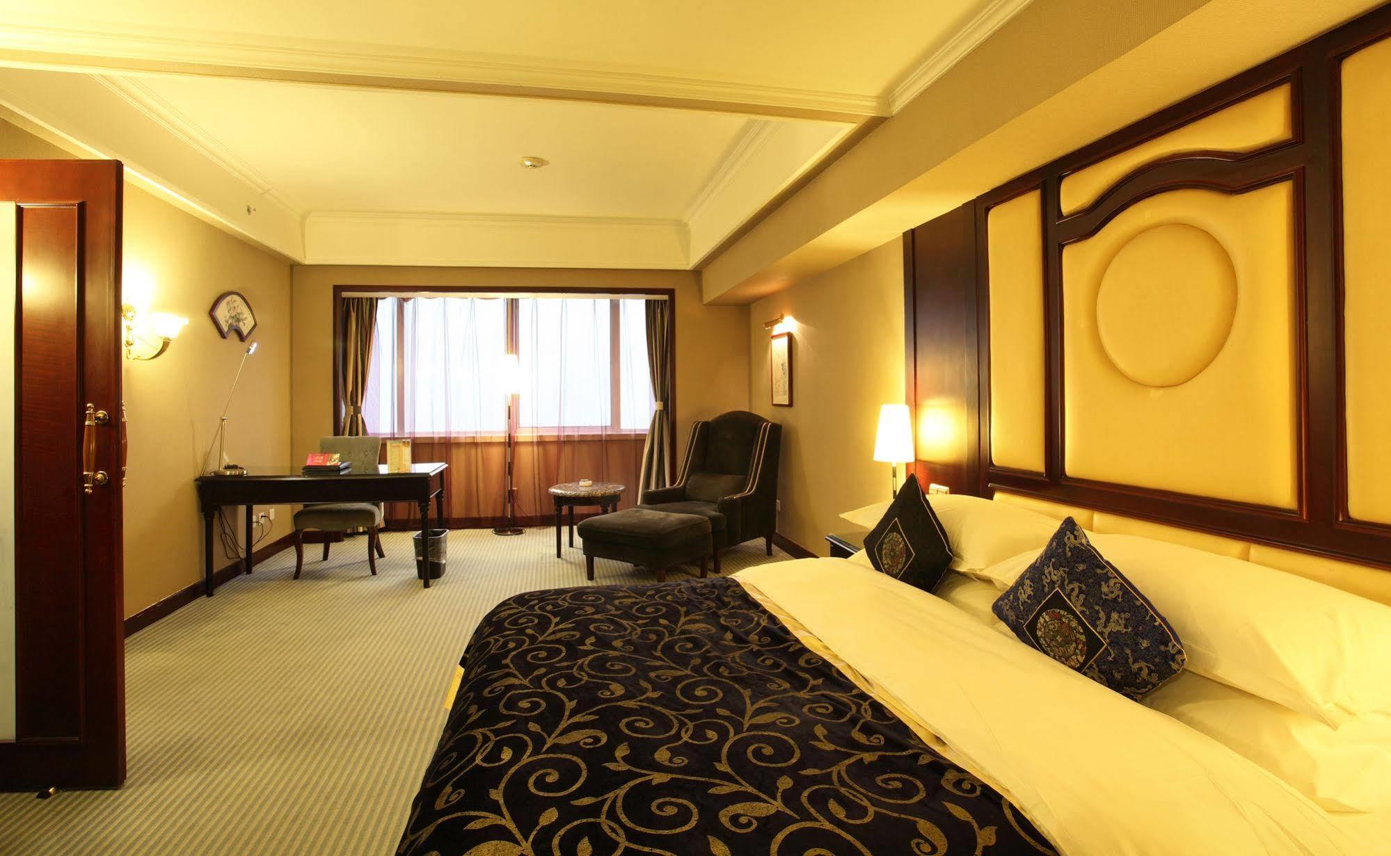 Weilai Conifer Hotel Женгжо Екстериор снимка