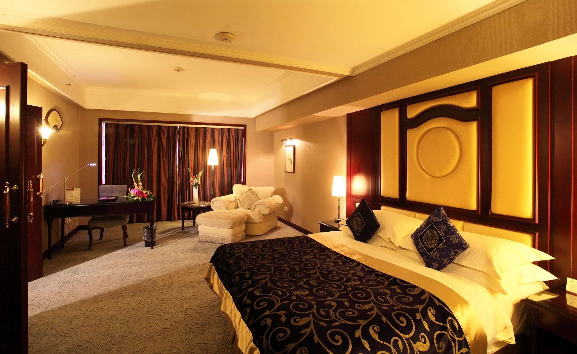 Weilai Conifer Hotel Женгжо Екстериор снимка
