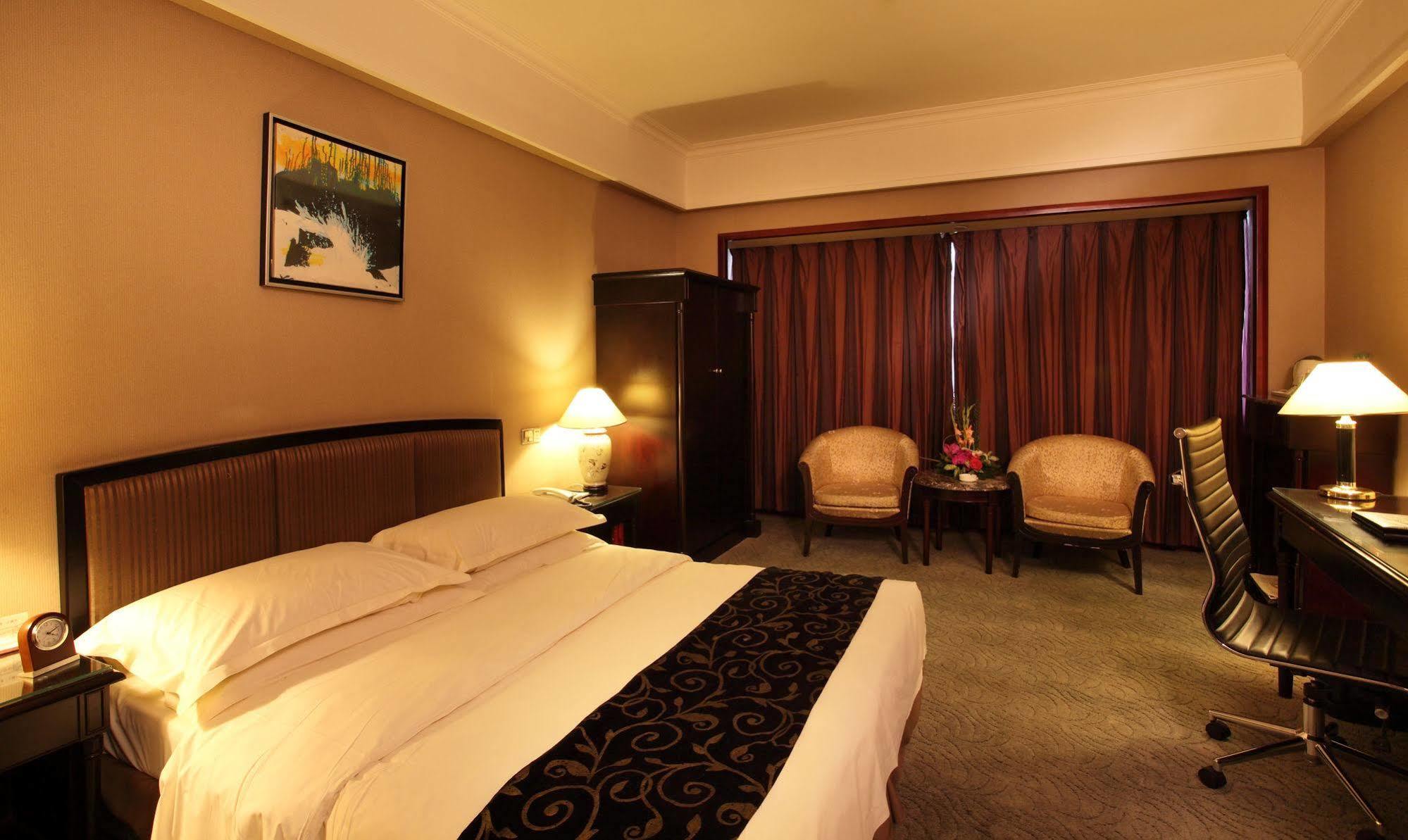 Weilai Conifer Hotel Женгжо Екстериор снимка